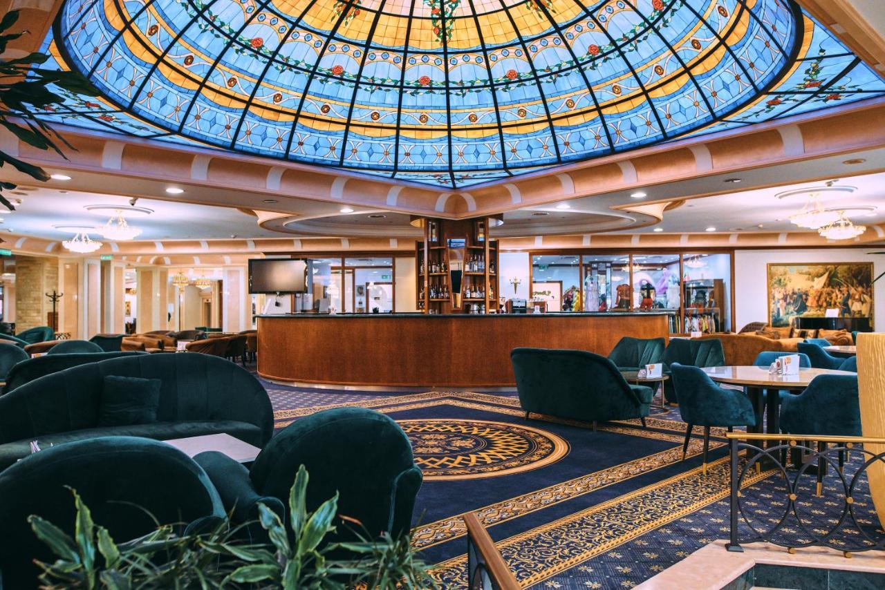 A Hoteli - Hotel Izvor Arandjelovac Dış mekan fotoğraf The lobby of the hotel