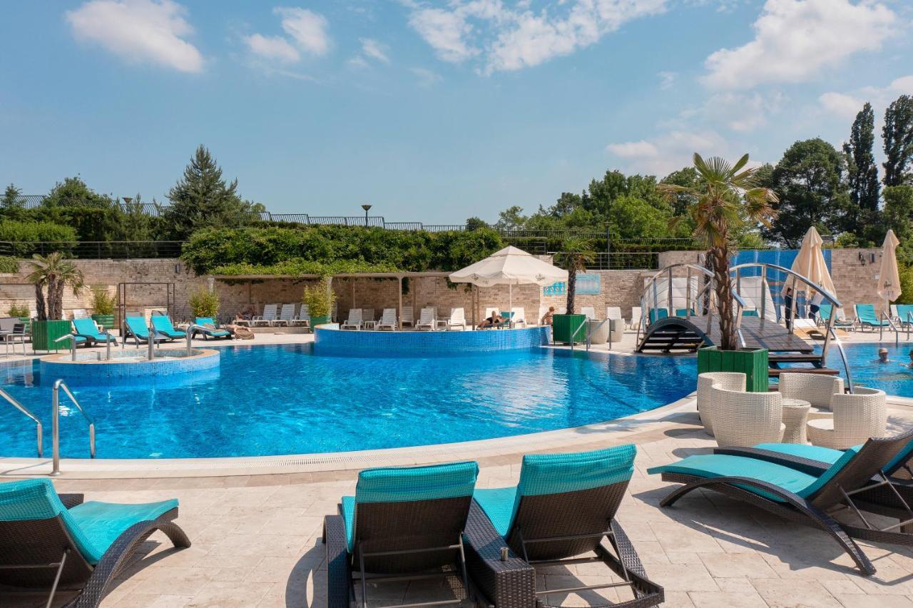 A Hoteli - Hotel Izvor Arandjelovac Dış mekan fotoğraf The swimming pool at the hotel