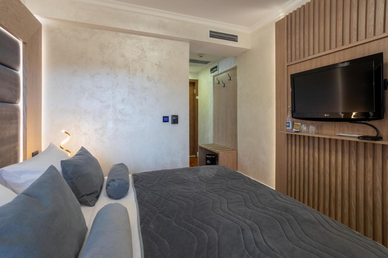 A Hoteli - Hotel Izvor Arandjelovac Dış mekan fotoğraf A room at the hotel
