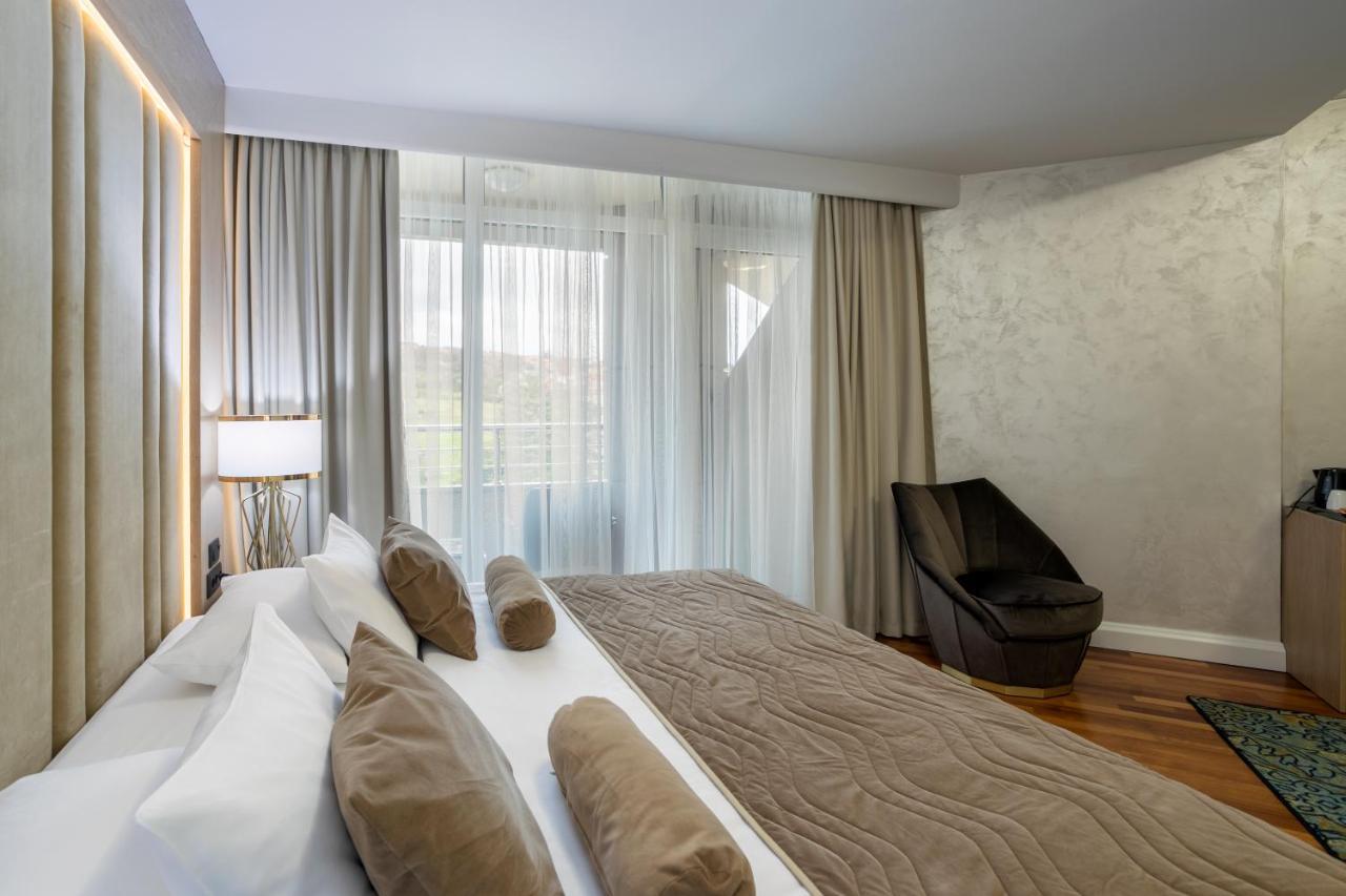 A Hoteli - Hotel Izvor Arandjelovac Dış mekan fotoğraf A bedroom at the hotel