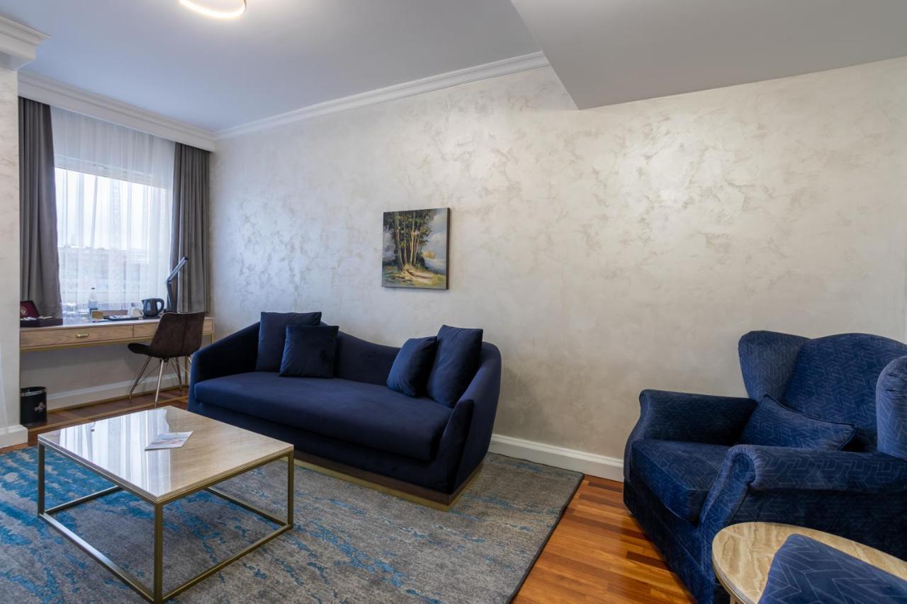 A Hoteli - Hotel Izvor Arandjelovac Dış mekan fotoğraf A living room with a sofa and a coffee table